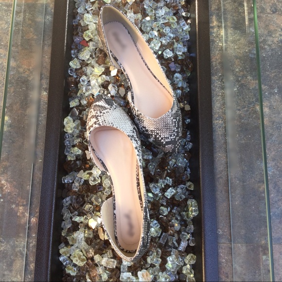 1 LEFT SALE‼️Snakeskin Flats - Picture 5 of 5